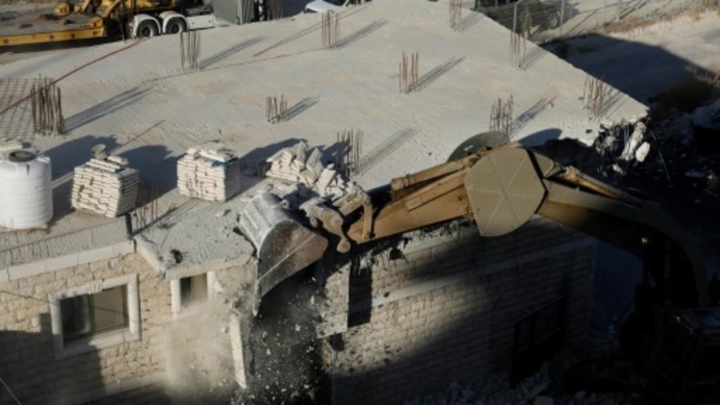 Israel demolishes Palestinian homes