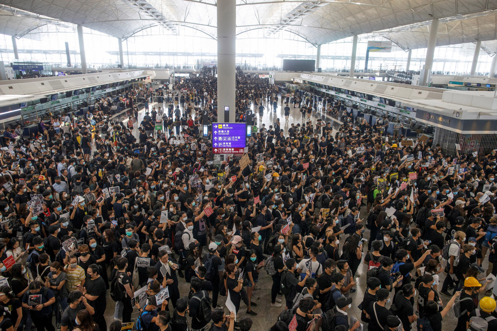 Hong Kong’s airport shut down