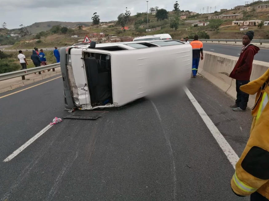 23 hurt when taxi transporting kids flips & crashes in KwaZulu-Natal