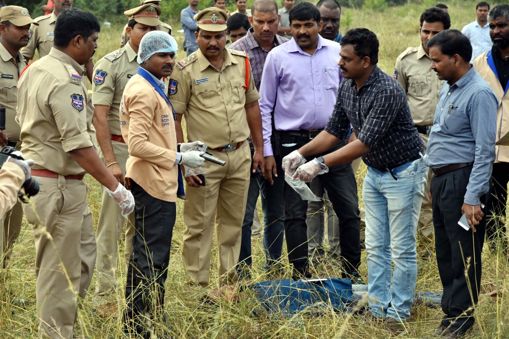 Police officers shot dead four detained gang-rape and murder suspects in Shadnagar