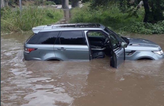 Range Rover trapped in floodwaters in Centurion