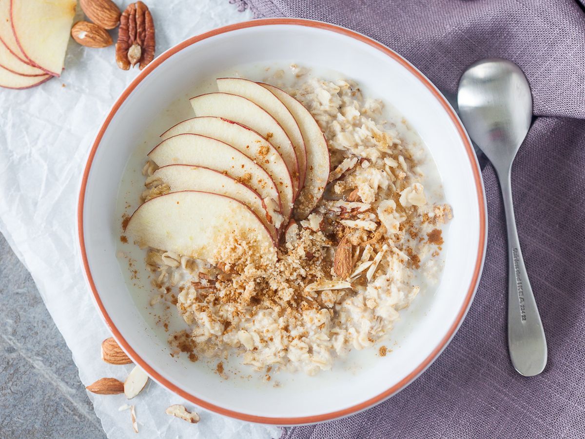 oats with apple and nuts