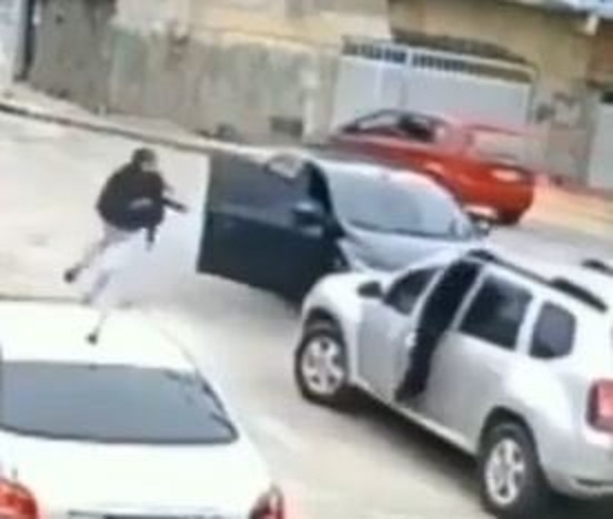 Drama as thief hijacks car but don't know how to drive