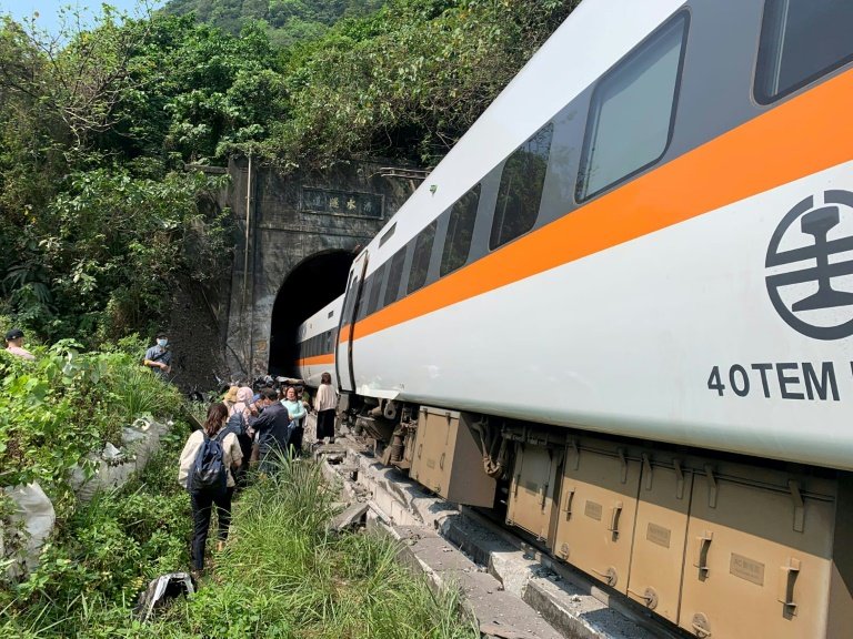 Taiwan train derails