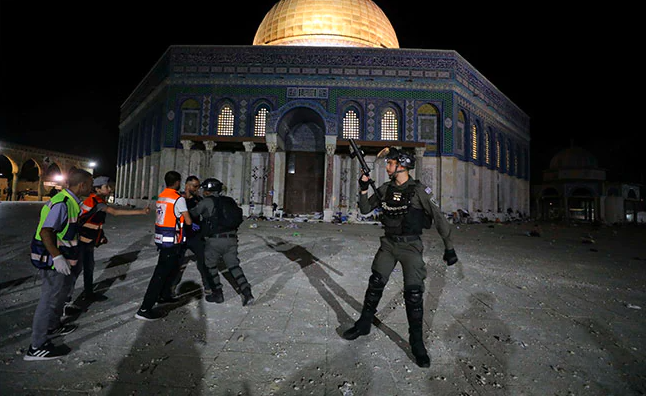 Israeli police and Palestinians clash at Jerusalem Al-Aqsa mosque