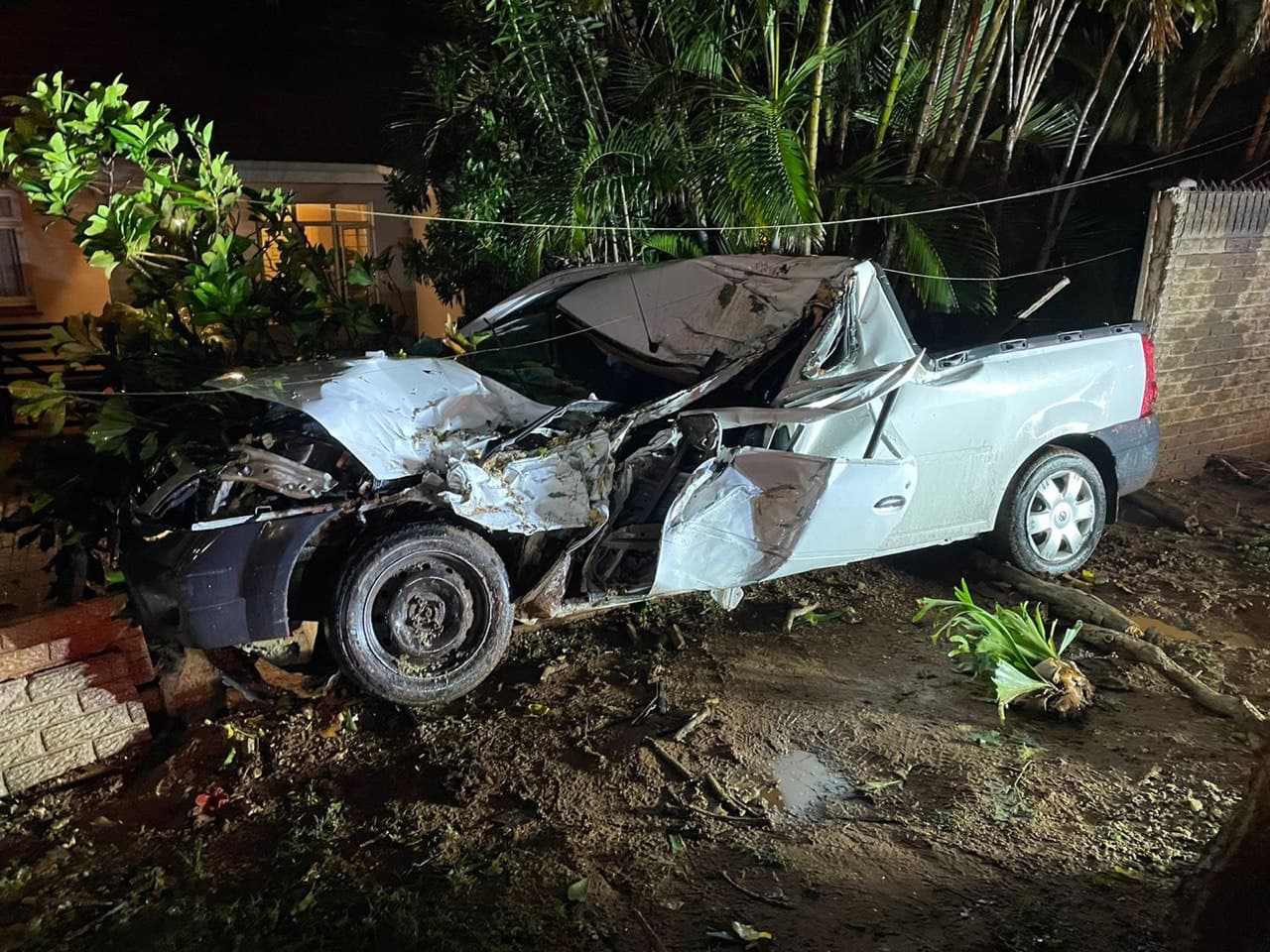 Driver dies after slamming into tree in Durban North