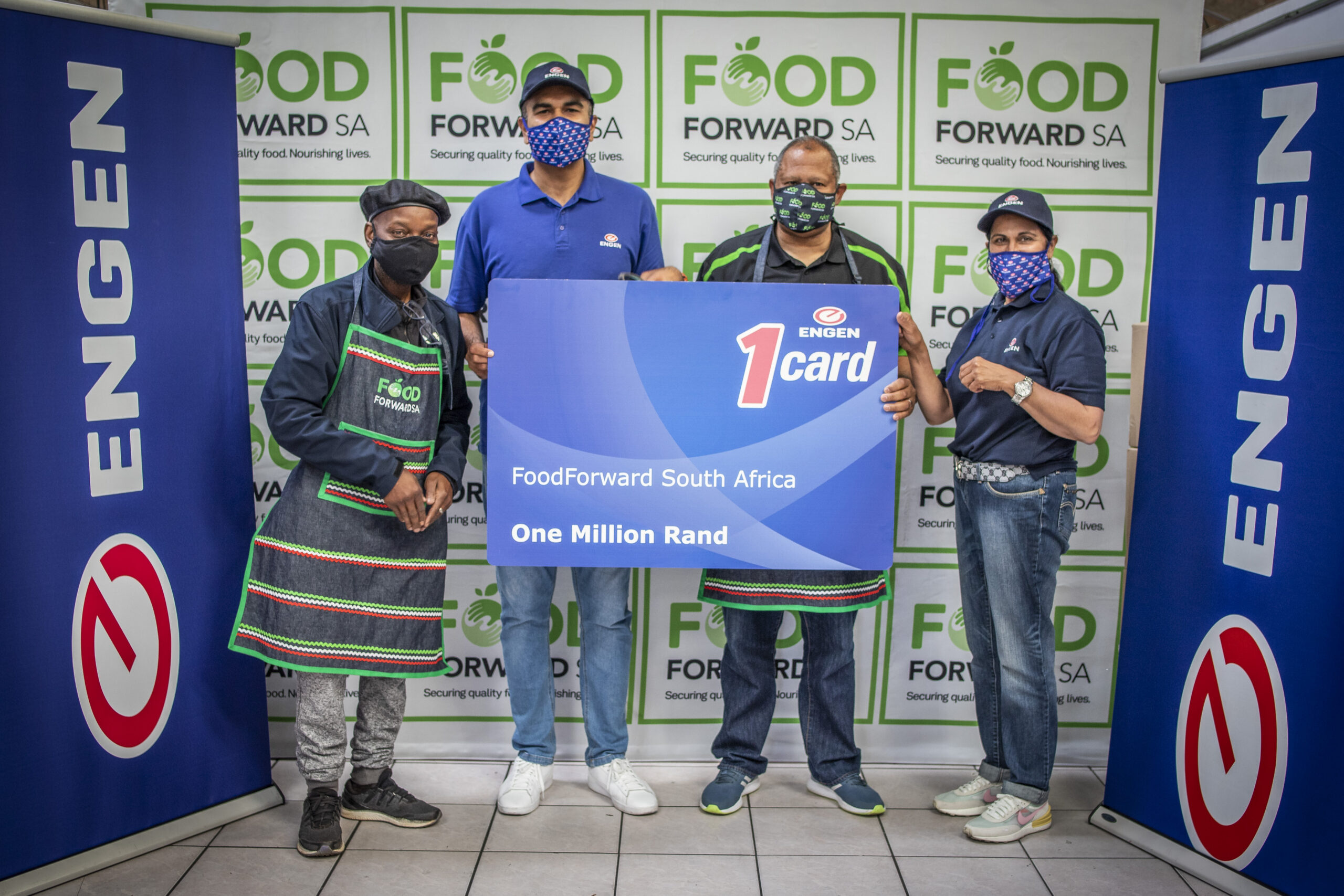In the centre, Khalid Latiff, Engen GM Corporate Affairs and Strategy with Andy Du Plessis, managing director of FoodForward SA