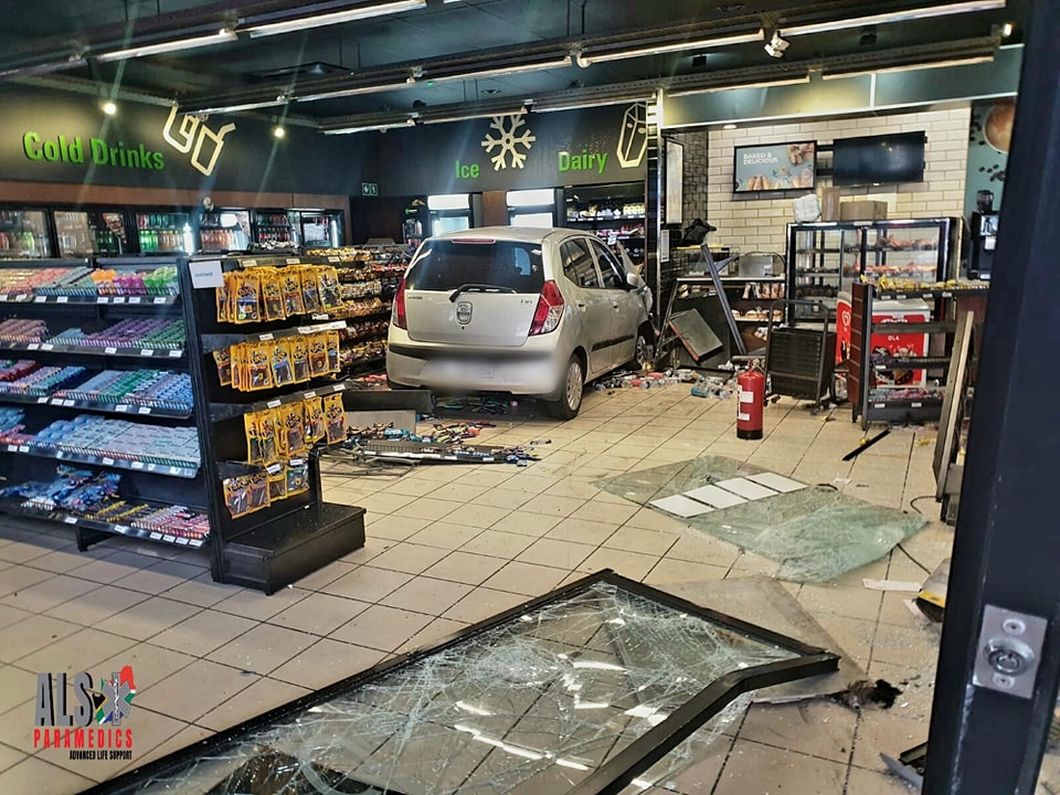 5 injured after car crashes into convenience store