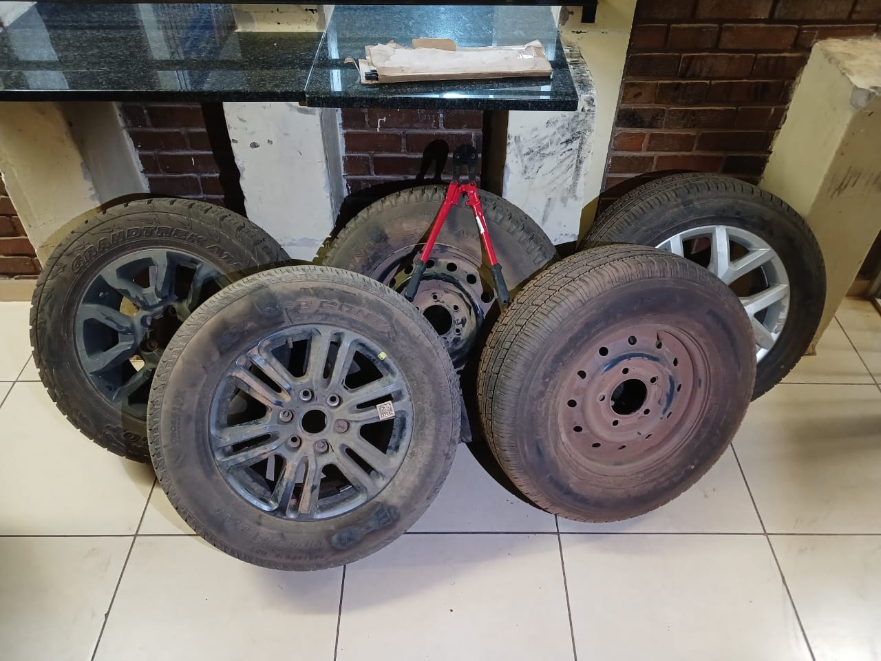 Suspects in Mercedes Benz minivan caught with stolen tyres arrested after offering cops R700 bribe