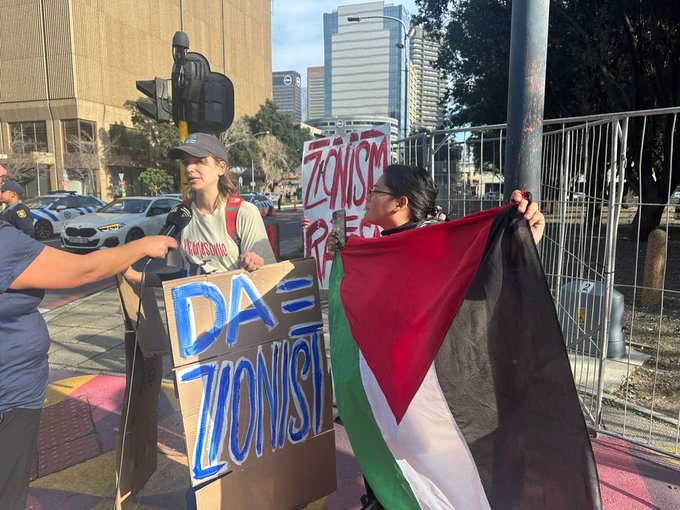 Pro-Palestine protesters gathered outside Parliament's 7th sitting